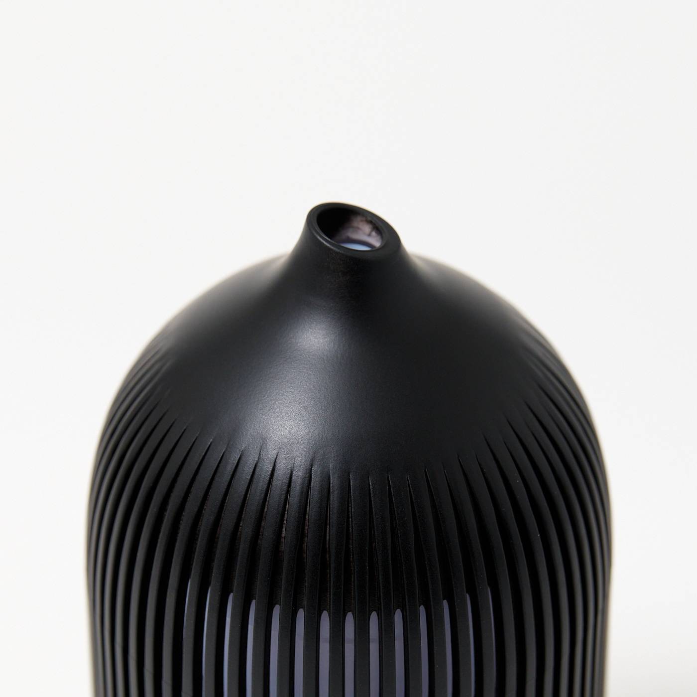 12541 Electric Plastic Black Ribbed Aroma Diffuser